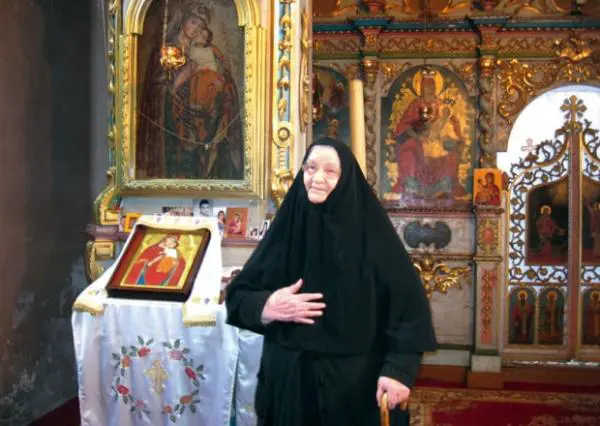 Игуманија Екатерина поред чувене иконе