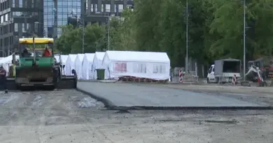 Vučić najavio uklanjanje šatora ispred Skupštine: Na platou će biti postavljeno novogodišnje seoce