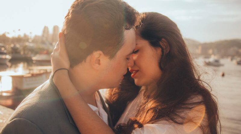 Šta znači kada vas žena poljubi jezikom: najčešća značenja i kako razumeti ovaj intimni gest Šta znači kada vas žena poljubi jezikom: najčešća značenja i kako razumeti ovaj intimni gest