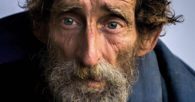 Kuma oterao sa krsne slave zbog “poderanog kaputa”: Priča koja uči šta je zaista važno u životu