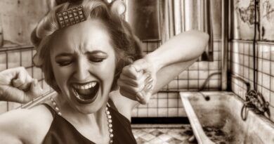 Godinama me ponižavala kroz „poklone“ – a onda je istina izašla na vidjelo pred svima