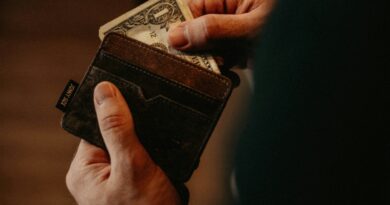 Pronašli su novčanik pun novca i nisu se složili šta da urade – nedelju dana kasnije stigla im je poruka koju nikada neće zaboraviti