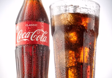 Ako vidite Coca-Colu sa žutim čepom, razlog nije slučajan: iza ove boce krije se posebna tradicija Ako vidite Coca-Colu sa žutim čepom, razlog nije slučajan: iza ove boce krije se posebna tradicija