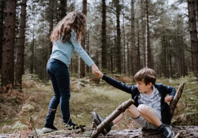 Nakon majčine smrti imala je samo 19 godina, ali je odustala od svojih snova kako bi spasila bratovo djetinjstvo Nakon majčine smrti imala je samo 19 godina, ali je odustala od svojih snova kako bi spasila bratovo djetinjstvo