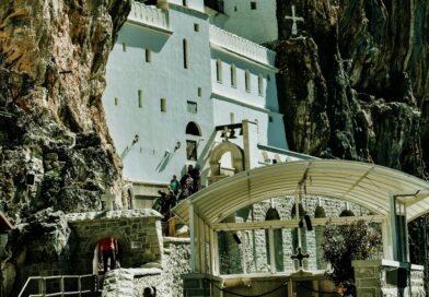Tragedija na putu iz Manastira Ostrog: Mlada djevojka iz Niša izgubila život u saobraćajnoj nesreći u Crnoj Gori Tragedija na putu iz Manastira Ostrog: Mlada djevojka iz Niša izgubila život u saobraćajnoj nesreći u Crnoj Gori