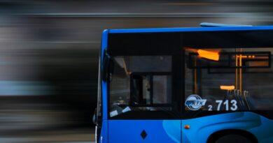 Mladić je odbio pomoći starijoj putnici u autobusu, a njegov postupak izazvao je brojne reakcije