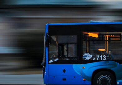 Mladić je odbio pomoći starijoj putnici u autobusu, a njegov postupak izazvao je brojne reakcije