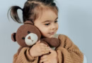 Ostavila je bebu na mom pragu i rekla: „Vas sam izabrala“ – 11 dana kasnije saznala sam zašto