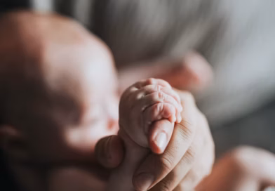 Otvorio je vrata sa bebom u naručju, a istina koju je doneo srušila je 23 godine mog braka