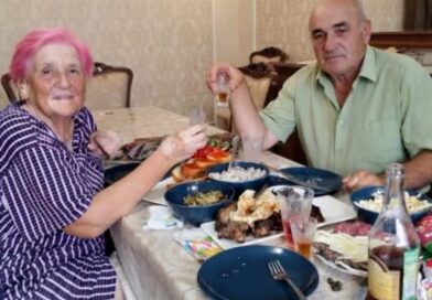 Suprug je 35 godina insistirao da svake večeri piju iz iste boce: Tek nakon njegove smrti odlučila je da otkrije tajnu