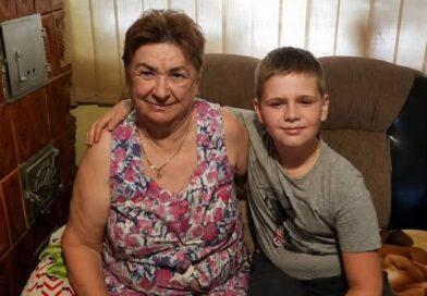 Sedmogodišnji Lukas rekao je učiteljici da mu baka noću vezuje ruke: Policija je u sobi zatekla prizor koji je otvorio nova pitanja Sedmogodišnji Lukas rekao je učiteljici da mu baka noću vezuje ruke: Policija je u sobi zatekla prizor koji je otvorio nova pitanja