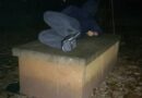 Svake noći spavao je pored majčinog groba, a onda je jednog jutra pronašao poruku koja mu je promenila život Svake noći spavao je pored majčinog groba, a onda je jednog jutra pronašao poruku koja mu je promenila život