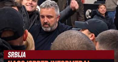 Okupljanje ispred Informera: Vučićević tvrdi da su oštećena vrata, pozvao policiju i Srdanovića